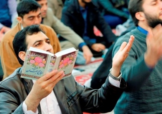 شهروندان تبریزی در محلات مختلف به چه شکلی در جلسات دعا شرکت می‌کنند